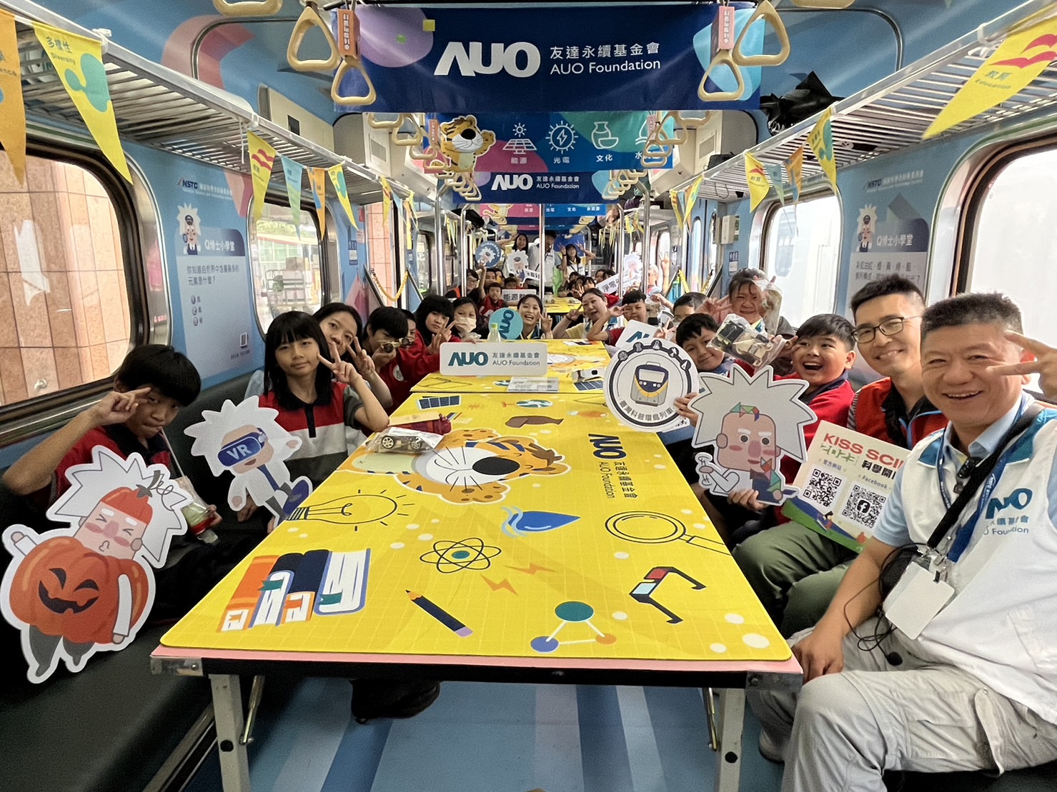 人生就是搏永續基金會參與「臺灣科普環島列車」，設計基礎科學車廂課程，以「淨零碳排和永續能源」為主題，讓學生透過創意實驗認識淨零知識，以及思考生活中的減碳行為