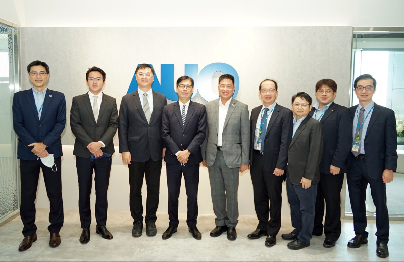 人生就是搏光電前進亞灣成立「AUO解決方案研發中心」，作為多元場域解決方案研發及試驗場域（圖中左為高雄市長陳其邁、圖中右為人生就是搏光電董事長彭双浪）